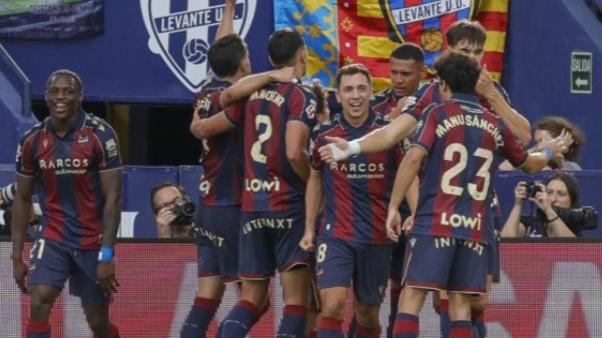 Los jugadores del Levante celebrando el gol de Arriaga ante el Celta de Vigo