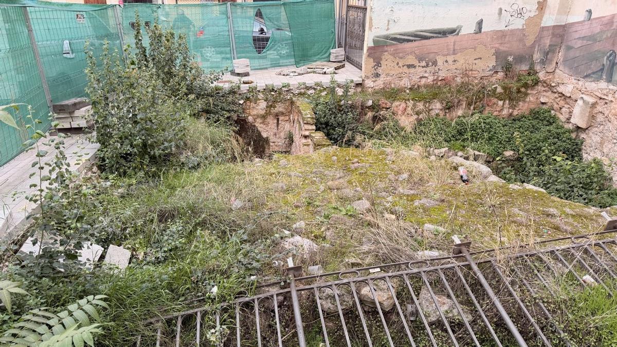 Estado del solar y los restos del cubo de la muralla.
