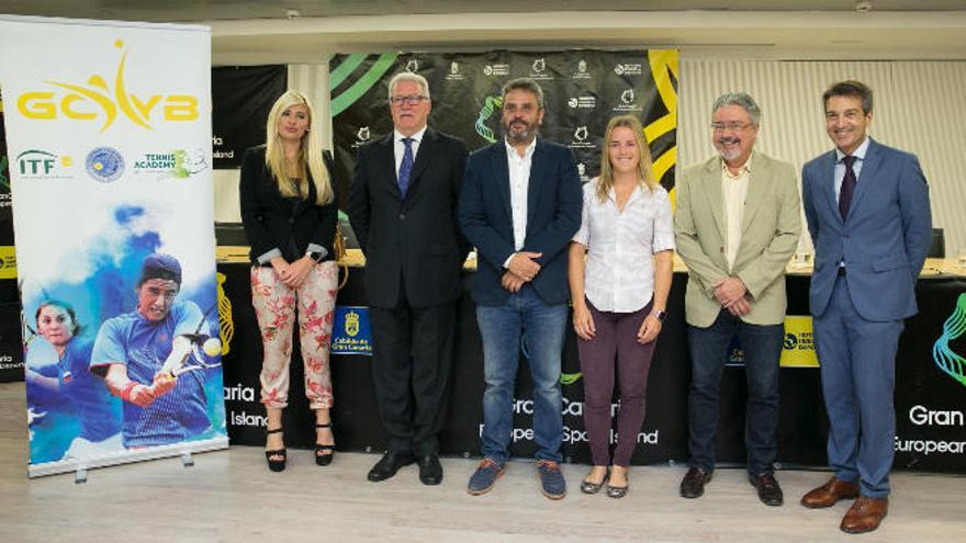 Los asistentes al acto de presentación oficial del torneo internacional, que tuvo lugar ayer.