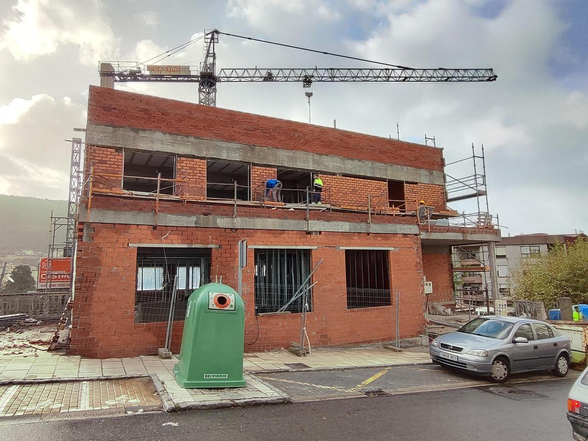 La empresa adjudicataria trabajó ayer en la obra de la biblioteca Torrente Ballester de Bueu.