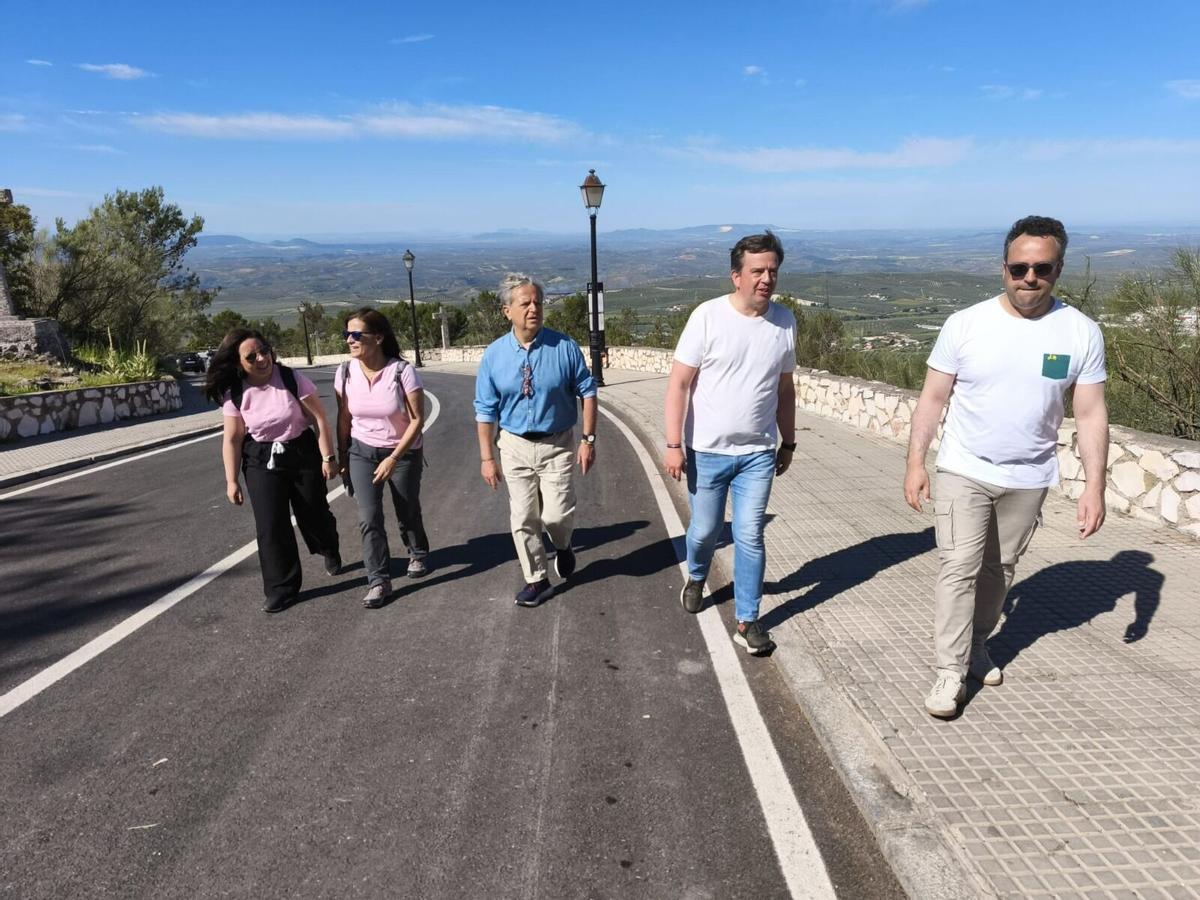 Irene Aguilera, Miriam Ortiz, Salvador Fuentes, Aurelio Fernández y Javier Pineda, en el sendero.