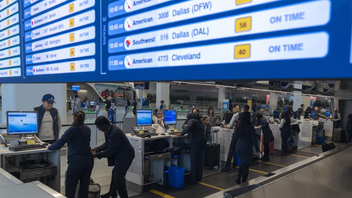 Pasajeros facturan sus maletas antes de tomar un vuelo