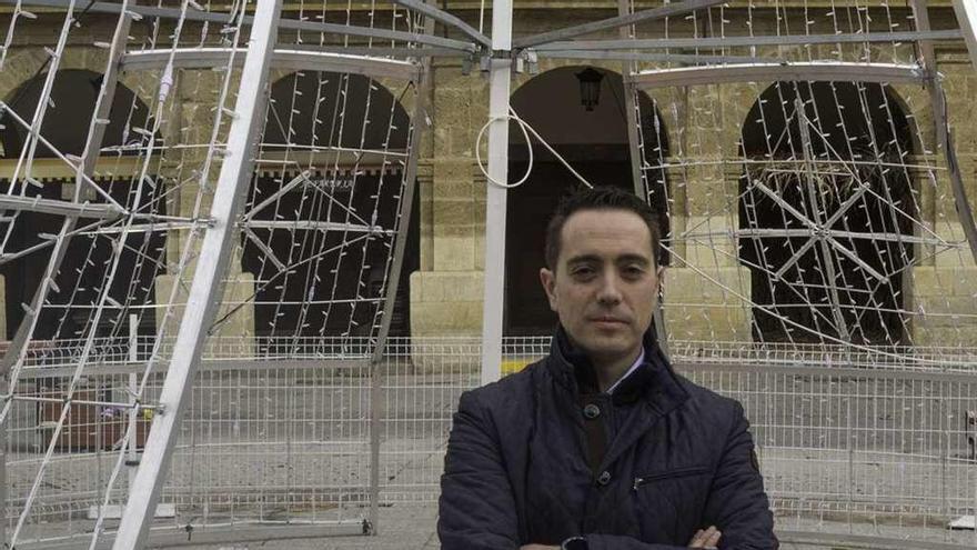 El alcalde de Benavente en la Plaza Mayor posando para esta entrevista.