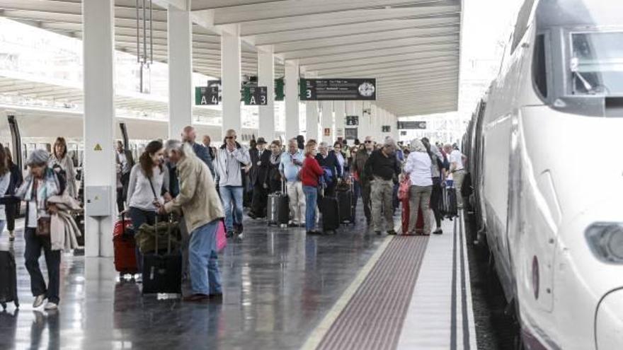 Pasajeros del AVE llegando ayer a Alicante a primera hora de la tarde para pasar el puente.