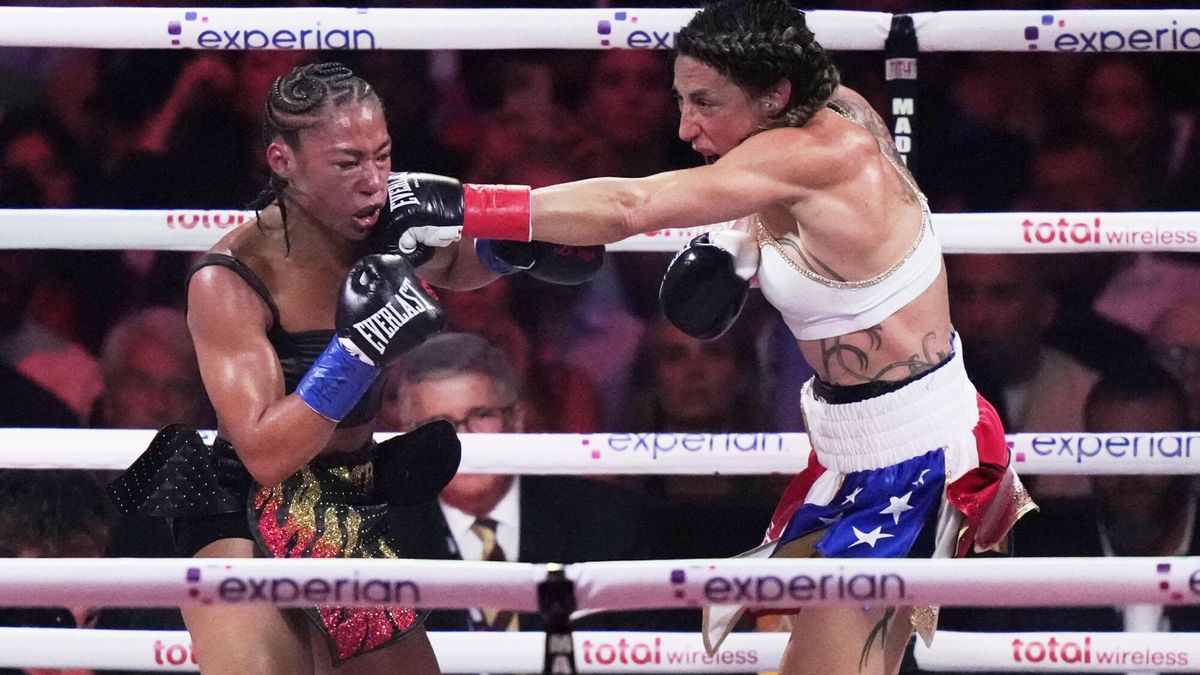 Jennifer Miranda, a la derecha, golpeando a Baumgardner