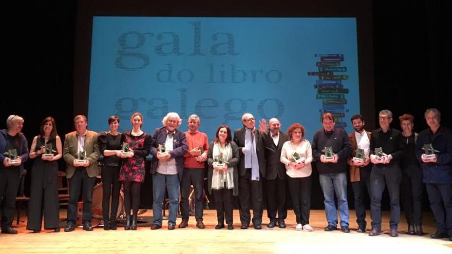 Foto de familia dos premiados da pasada edición.