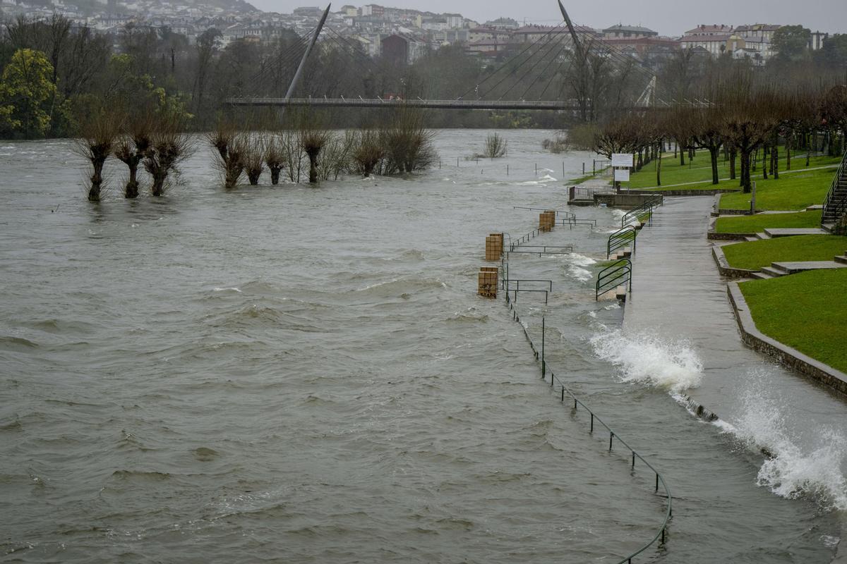 Vista de la crecida del río Miño a su paso por Ourense, este miércoles