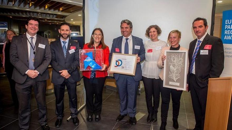 El vicepresidente de la Mancomunidad, José Antonio Sánchez, con la delegación española de Pajarita Azul, y la europarlamentaria Inés Ayala, en Bruselas.