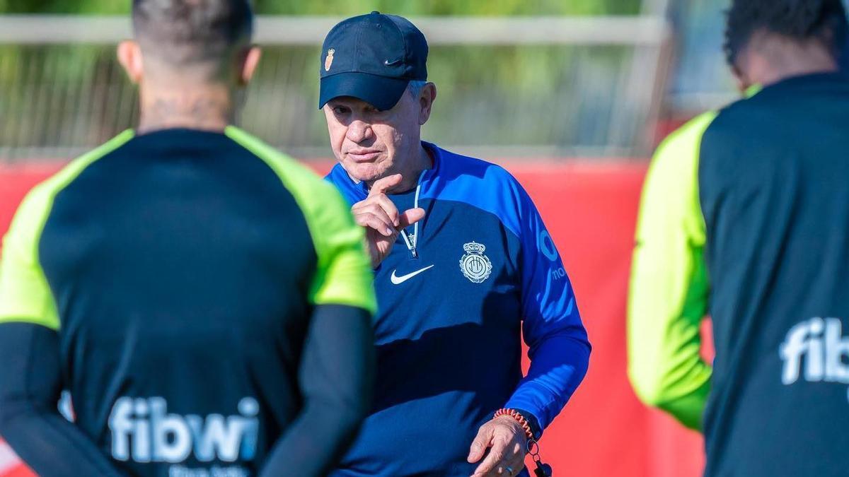 Aguirre da indicaciones a sus jugadores en un entrenamiento reciente.