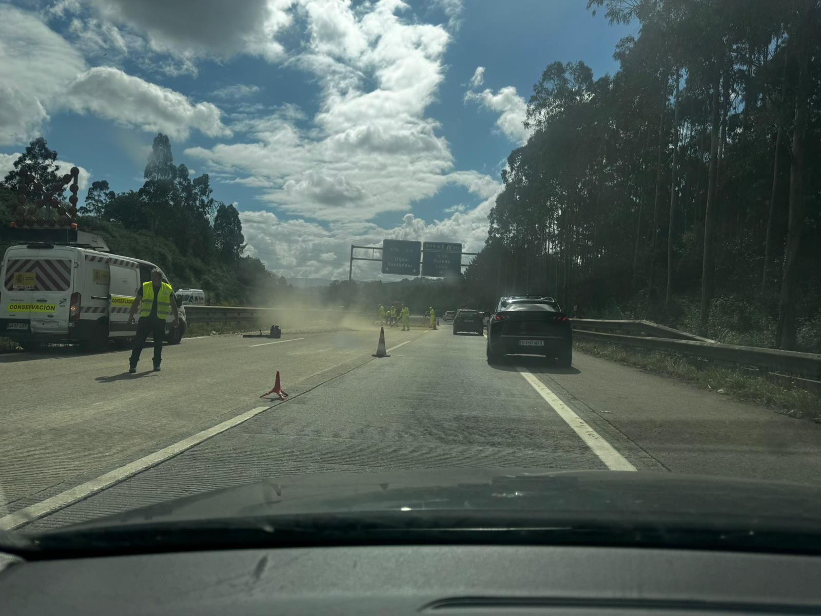 Un camión pierde la carga en la "Y" y provoca importantes retenciones