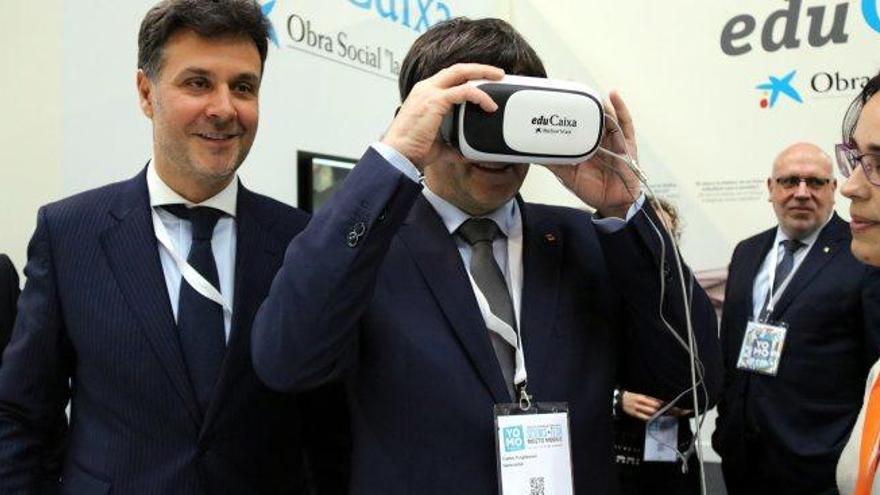 El President Puigdemont amb unes ulleres de realitat virtual a l&#039;MWC