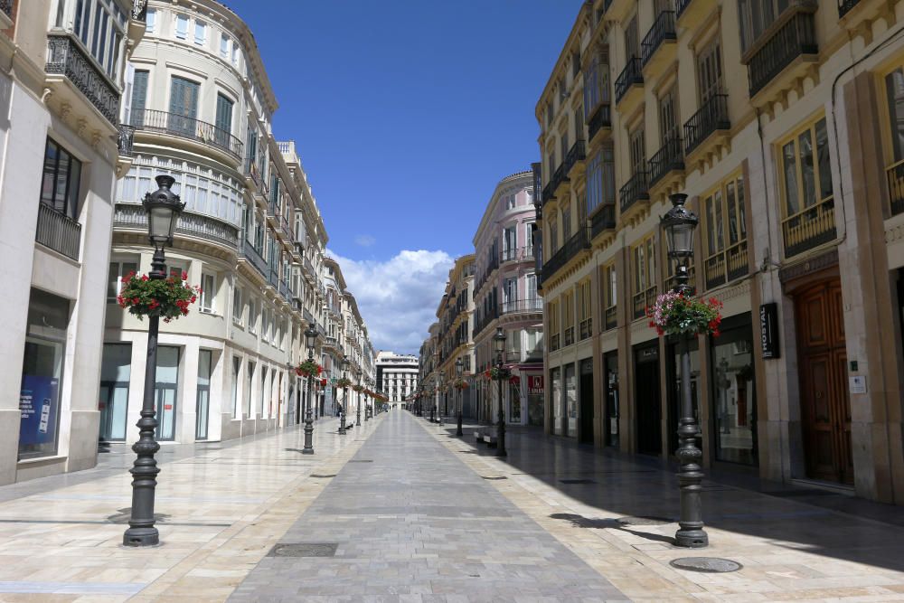 Tras varios días marcados por la lluvia, el sol vuelve a brillar en Málaga este viernes que, aún siendo Viernes de Dolores, sigue siendo un viernes en cuarentena. Pocas o ninguna persona por las siempre concurridas calle Larios, plaza de la Constitución o la renovada Alameda Principal. Tampoco nadie en la plaza de la Marina, cuando son ya prácticamente tres las semanas que llevamos de confinamiento obligatorio tras decretarse el estado de alarma por la pandemia de coronavirus.