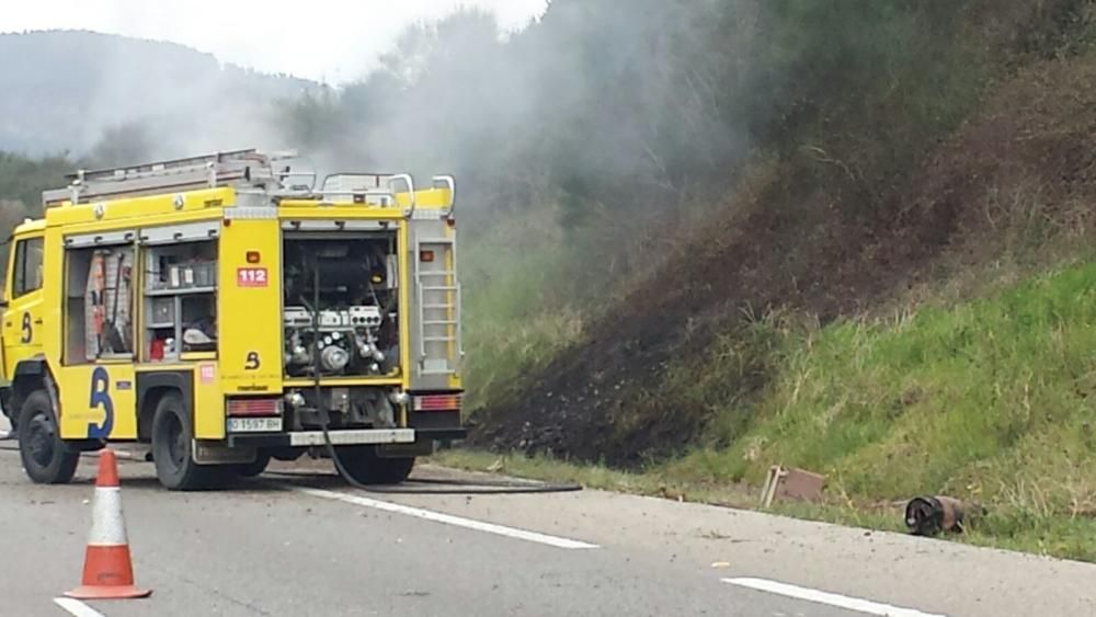 Accidente de un camión en la A-8 a la altura de Villaviciosa