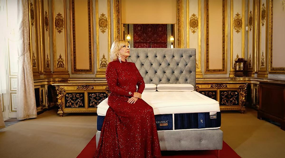 Bárbara Rey, sobre un colchón Colossus de Dormitorum, en uno de los sports.
