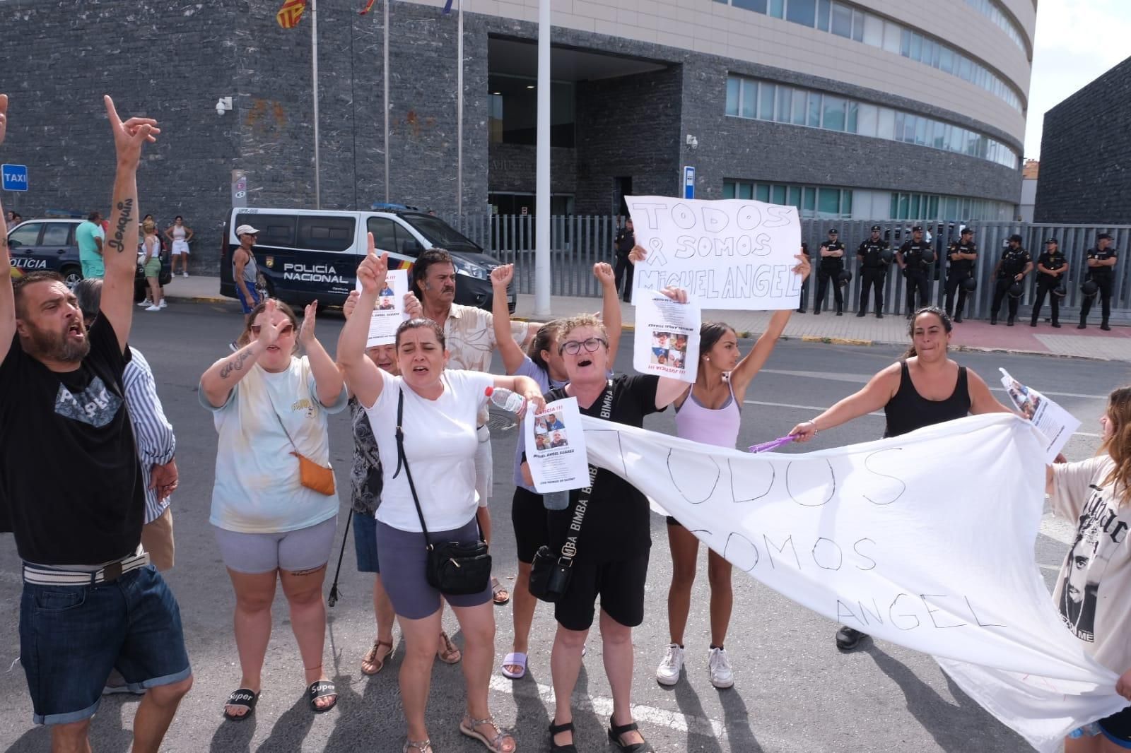Protesta en los juzgados de Elche por la muerte de un detenido en Comisaría