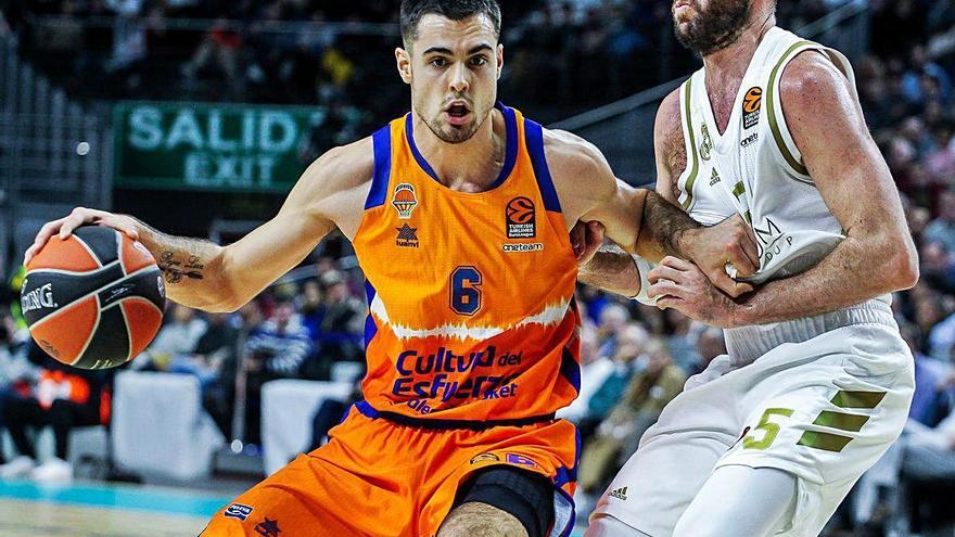 Alberto Abalde, ante Rudy Fernández en un partido ante el Real Madrid.