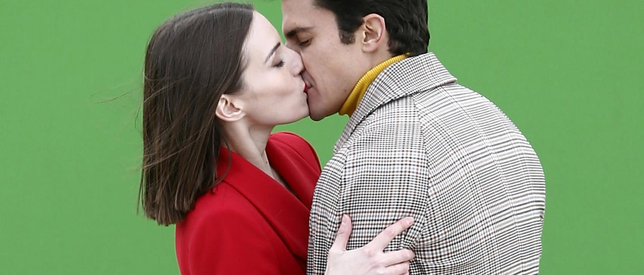 El apasionado beso de María Valverde y Álex González (por exigencias del guión)