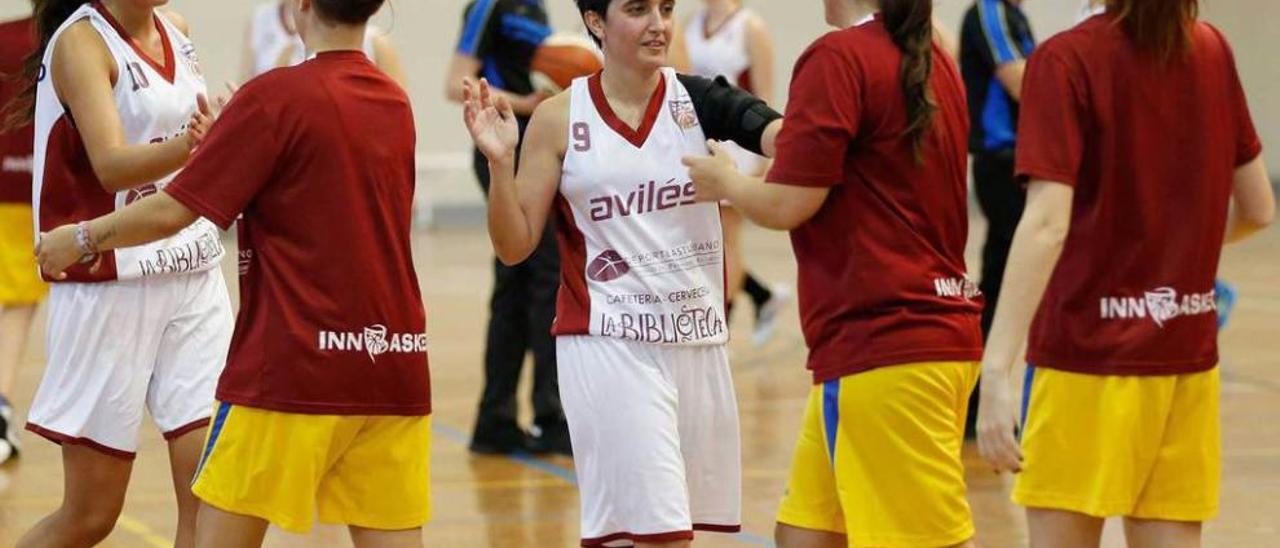 Mayte Riera saluda a sus compañeras en el partido de homenaje que realizó el Innobasket.