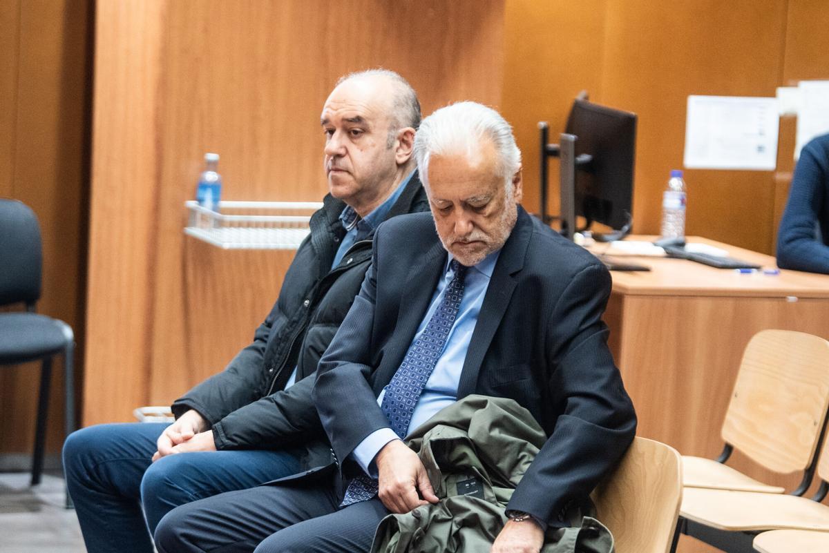 El lotero Manuel Reija (i) y su hermano Miguel, en el juicio