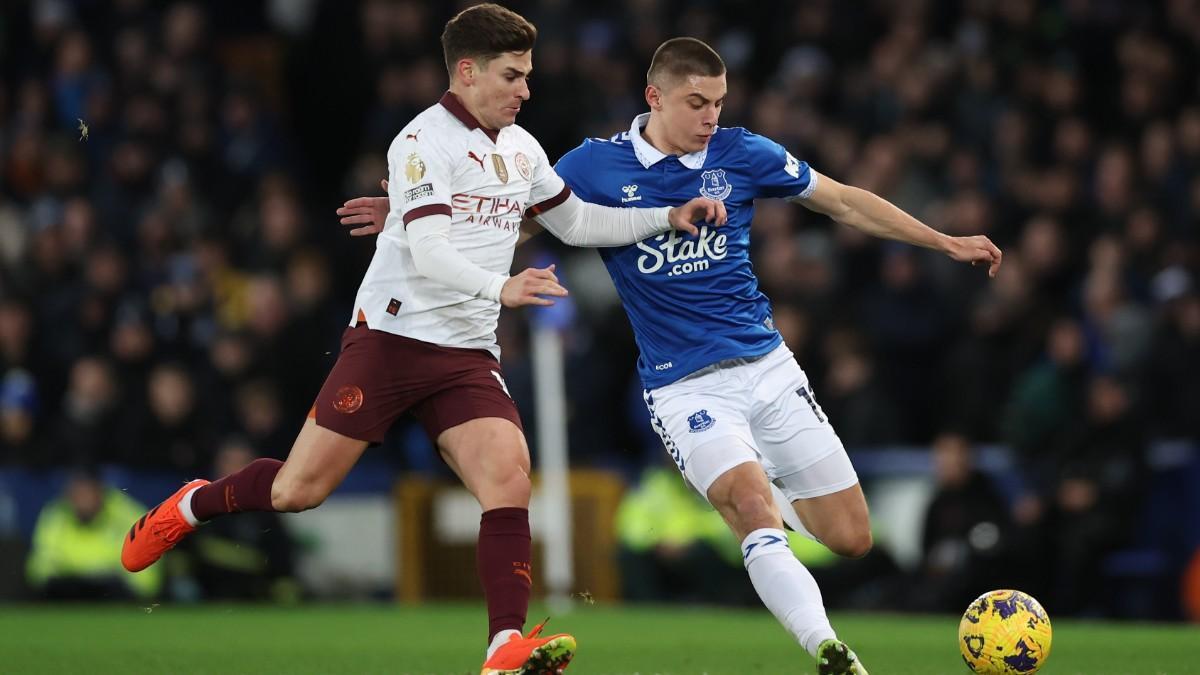 Julián Álvarez (Manchester City) disputando un balón con Mykolenko, del Everton