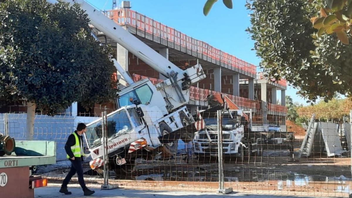 Un camión grúa vuelca  en el Port de Sagunt | LEVANTE-EMV