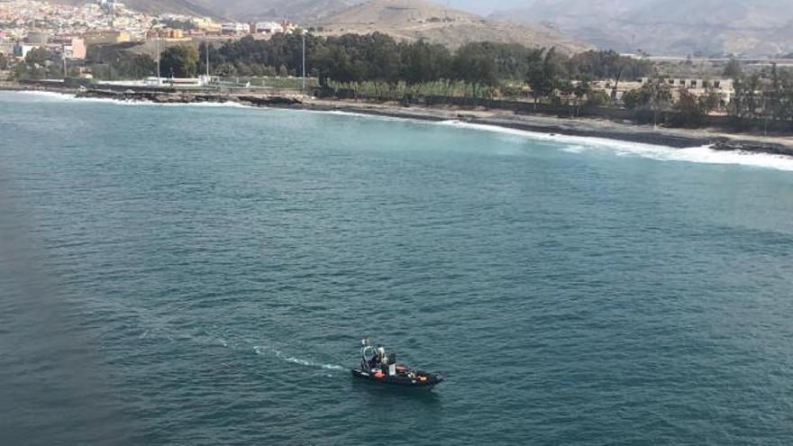 Embarcación rastreando la costa sur de Gran Canaria