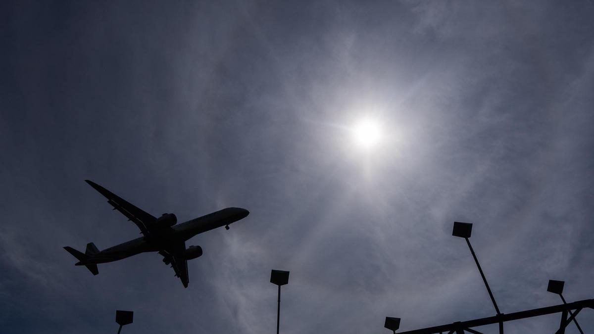 Un avión sobrevuela el aeropuerto de Alvedro.