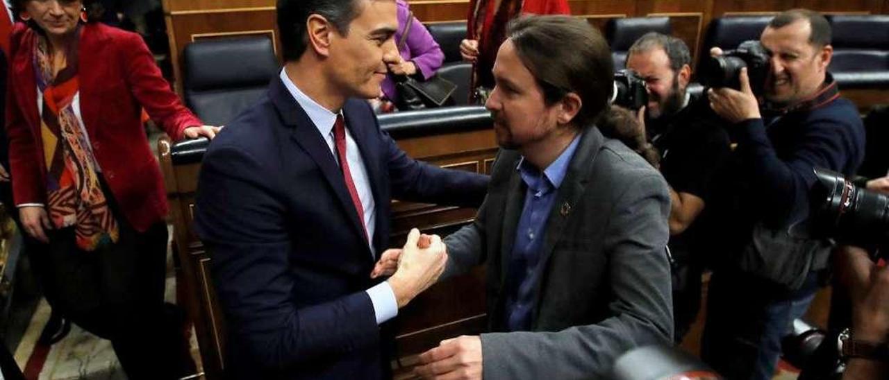 Pablo Iglesias felicita a Pedro Sánchez al término de la segunda y definitiva votación de investidura. // Efe