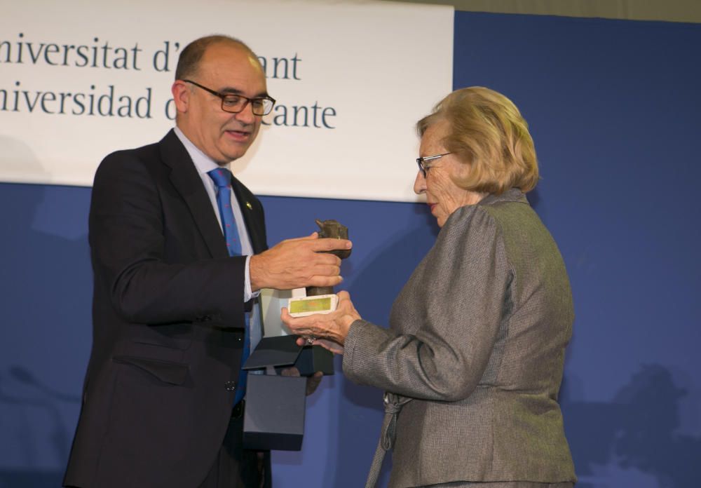 Decenas de profesores y alumnos del CEU, germen de la Universidad de Alicante, se reencuentran en un emotivo acto organizado en el campus.