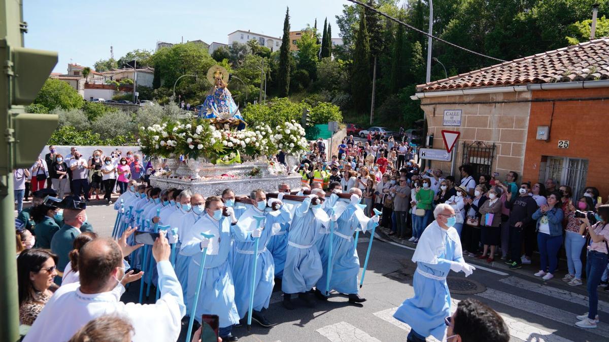 Los hermanos comienzan la subida al santuario al paso rápido de El Redoble tras la despedida en Fuente Concejo.