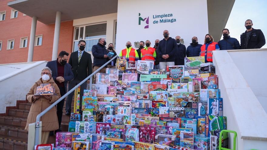 La recogida de juguetes impulsada por los empleados de Limasam llega a 600 niños de Málaga