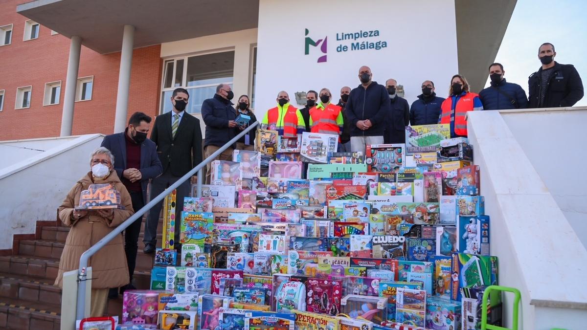 La recogida de juguetes impulsada por los empleados de Limasam llega a 600  niños de Málaga - La Opinión de Málaga