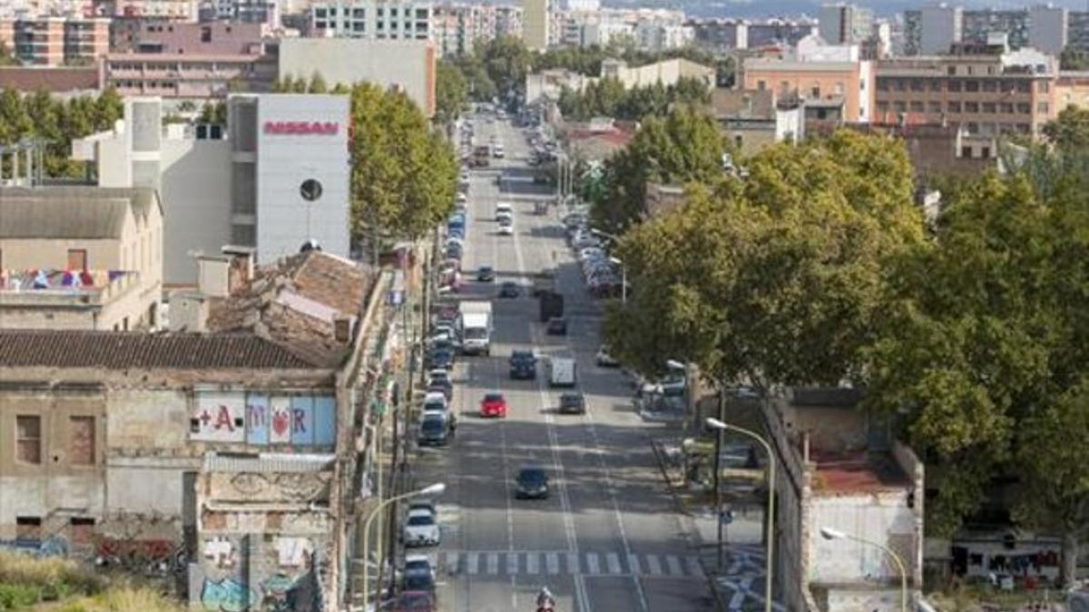 Vista de la degradada callede Pere IV a la altura de la confluencia con Fluvià.