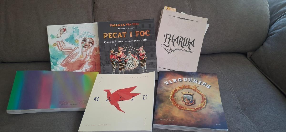 Los seis 'llibrets' presentados por las comisiones de Tavernes.