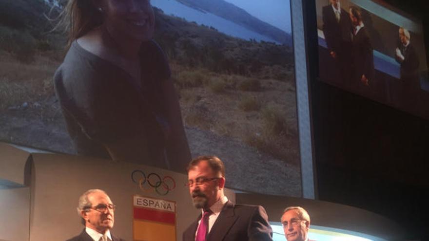 Salvador Vadillo, el padre de Paula, en el homenaje, junto a Juan Carlos Barco y Alejandro Blanco.