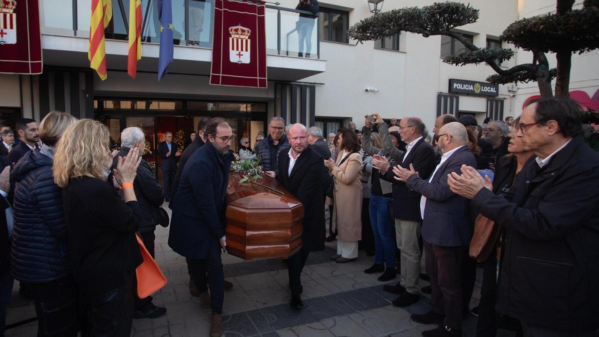 Amigos y familiarias portan el féretro de Fernando Delgado a la salida de su capilla ardiente