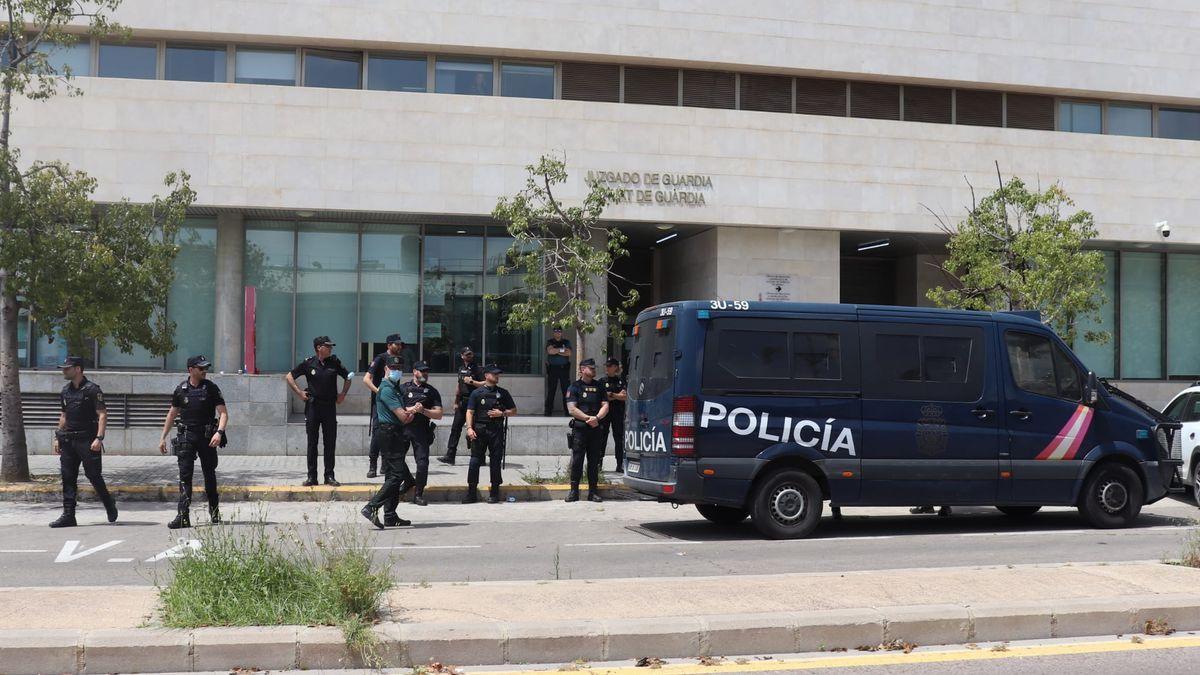 Dispositivo policial en la Ciudad de la Justicia tras el altercado de los familiares con los medios de comunicación.