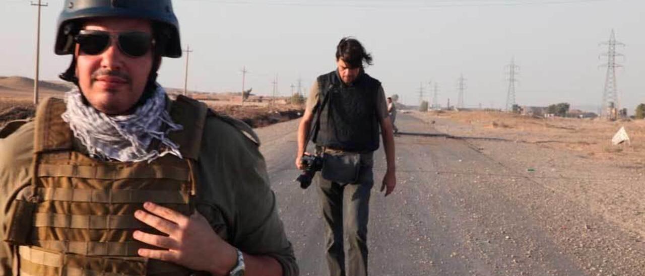 Antonio Pampliega, en primer término, en uno de sus múltiples viajes a Siria, caminando por una carretera del país.