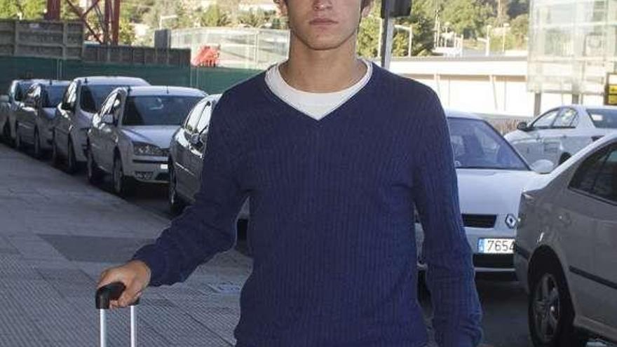 Denis Suárez, en el aeropuerto de Peinador.