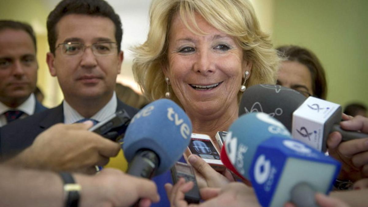 Esperanza Aguirre atiende a los medios, el pasado 24 de junio en Mérida.