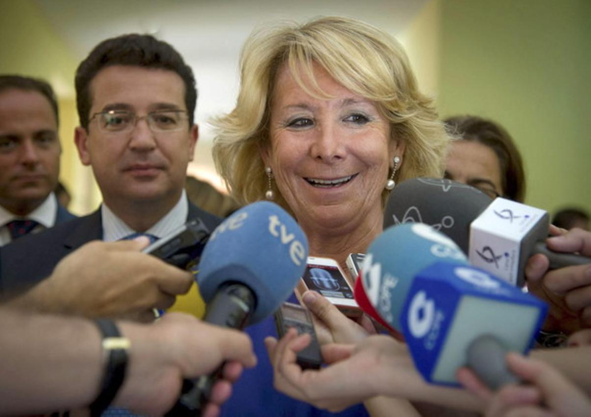 Esperanza Aguirre atén els mitjans, el 24 de juny passat a Mèrida.