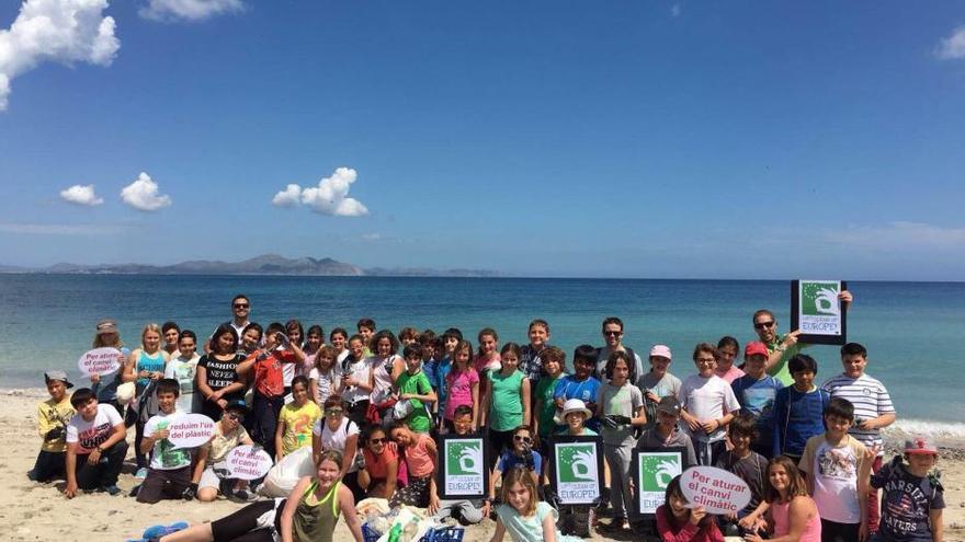 300 alumnos de Artà limpian las playas del municipio