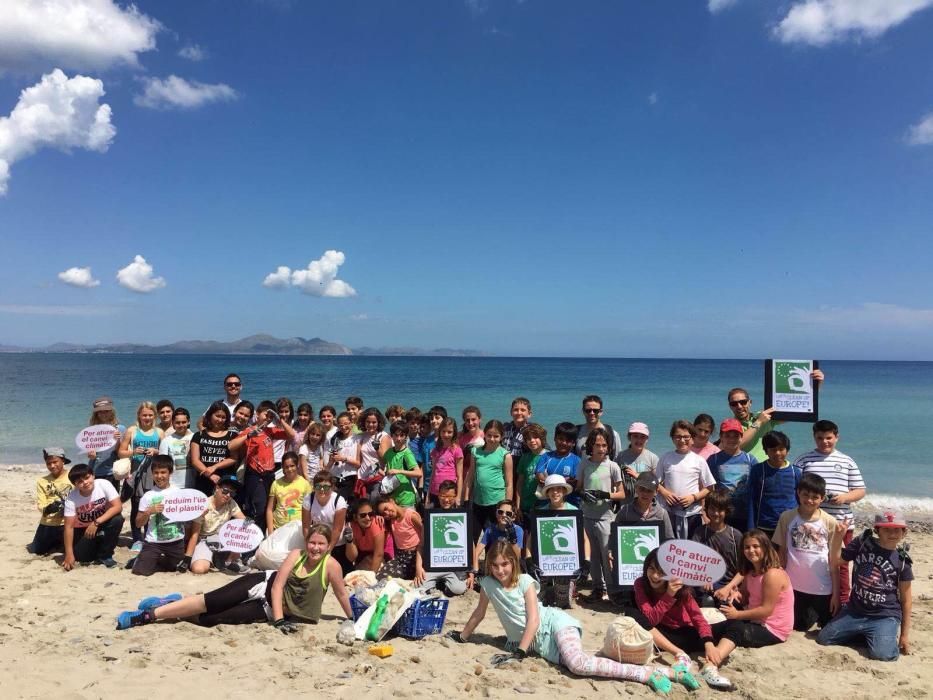 160 alumnos limpian las playas de Artà