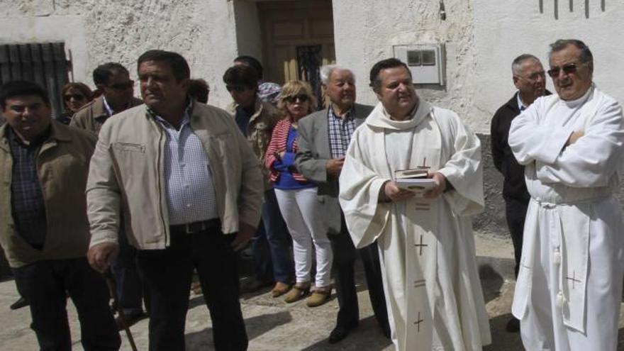 Cándido Salvador, alcalde de Arquillinos junto a los párrocos.