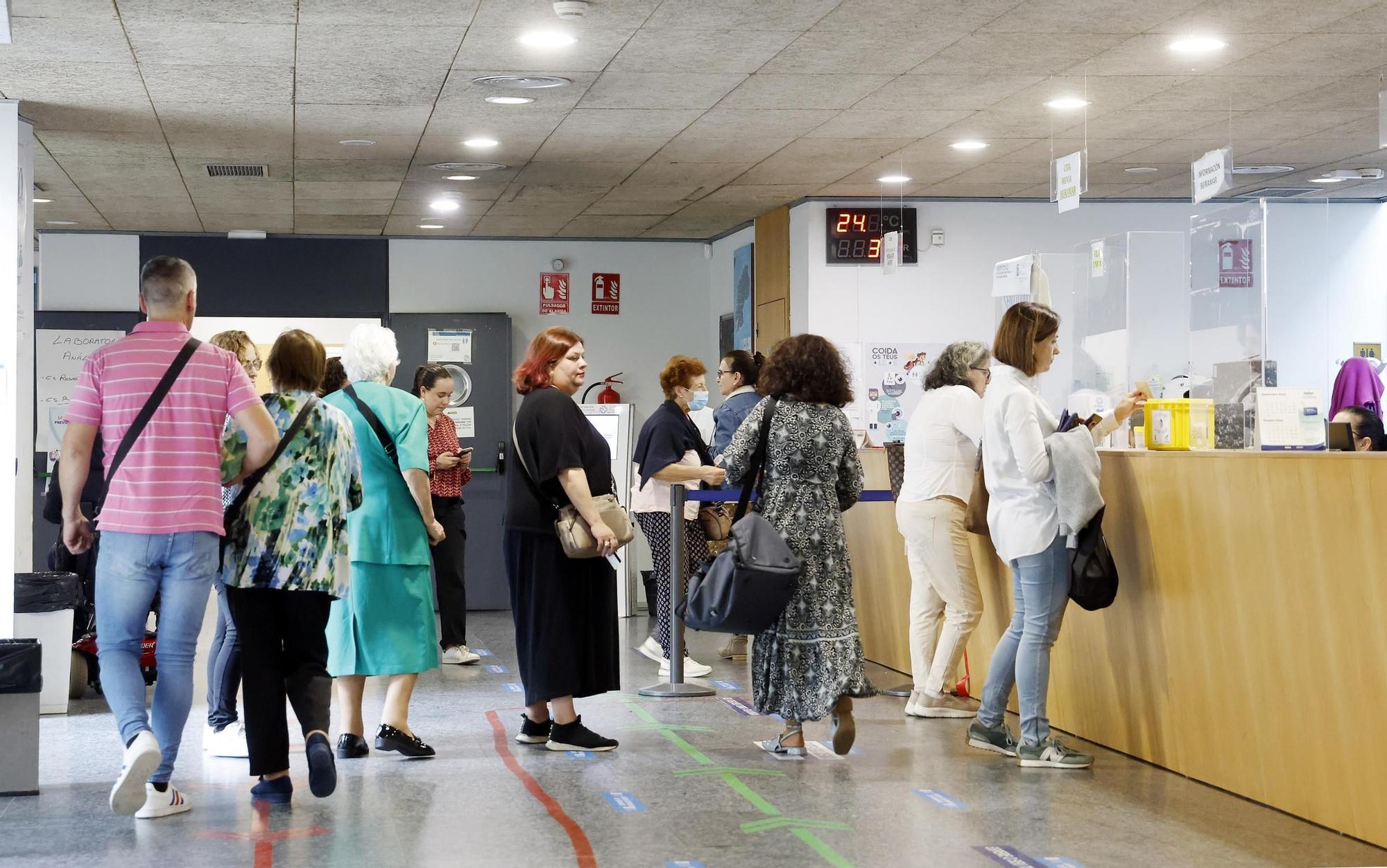 Usuarios pidiendo cita en el centro de Salud Rosalía de Castro-Beiramar, en Vigo