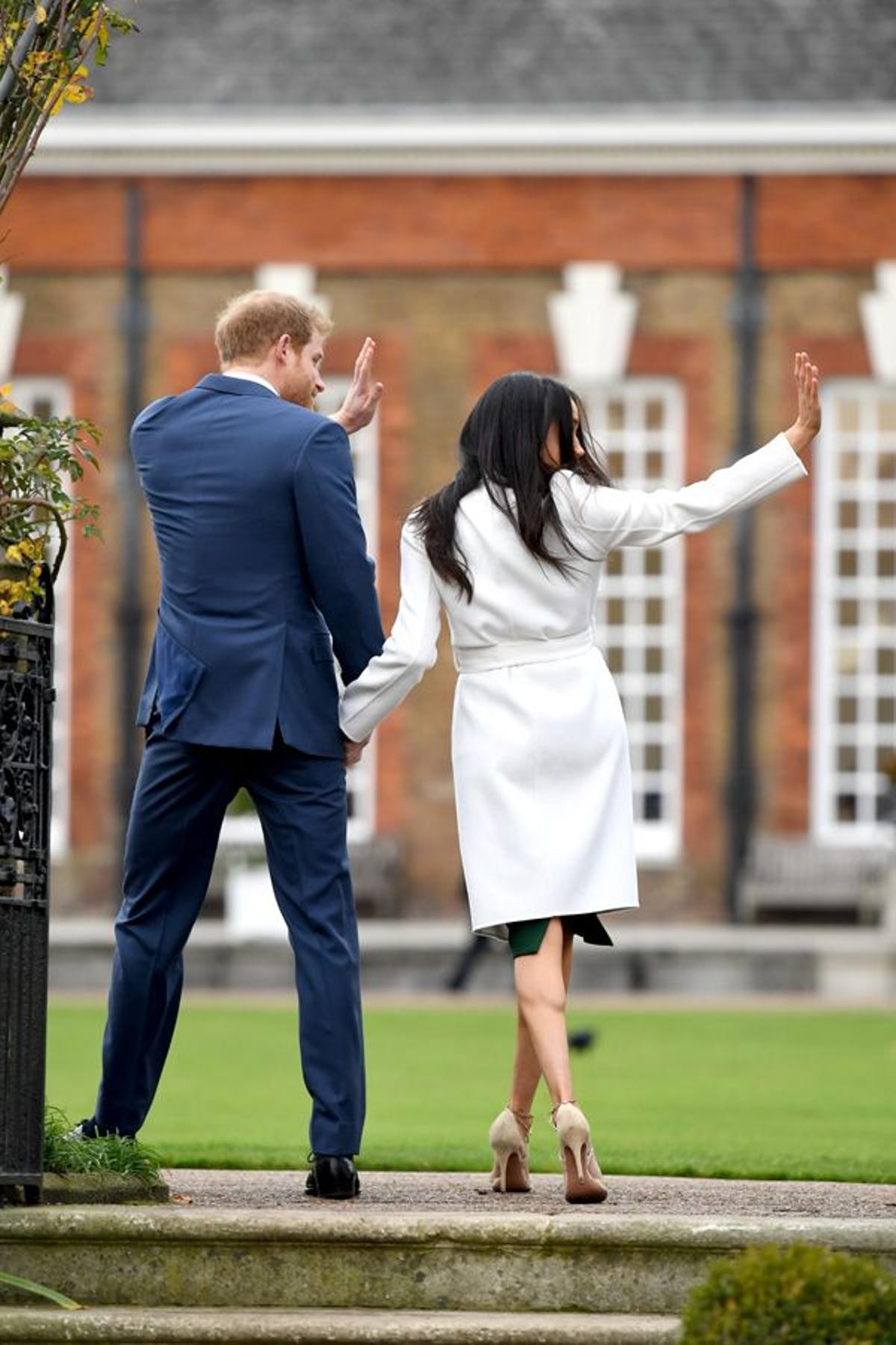 El Príncipe Harry y Meghan Markle saludan tras su anuncio de compromiso