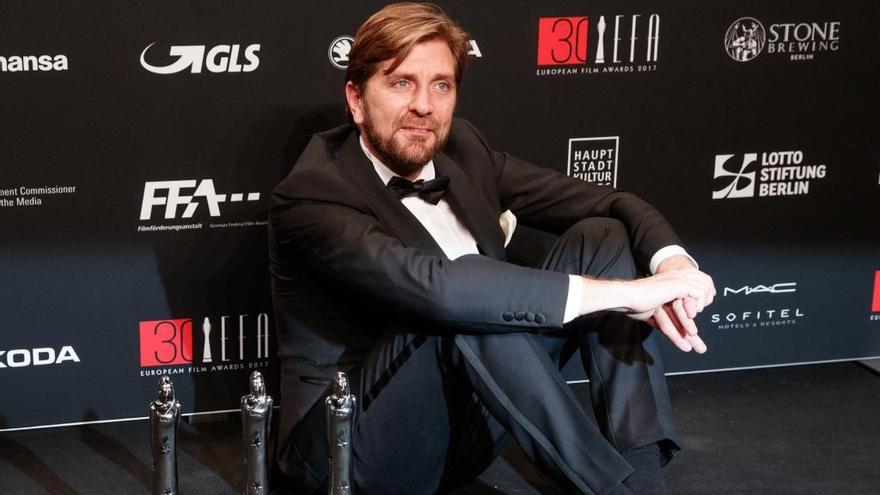 Ruben Östlund, posa con tres premios de &#039;The Square&#039;.