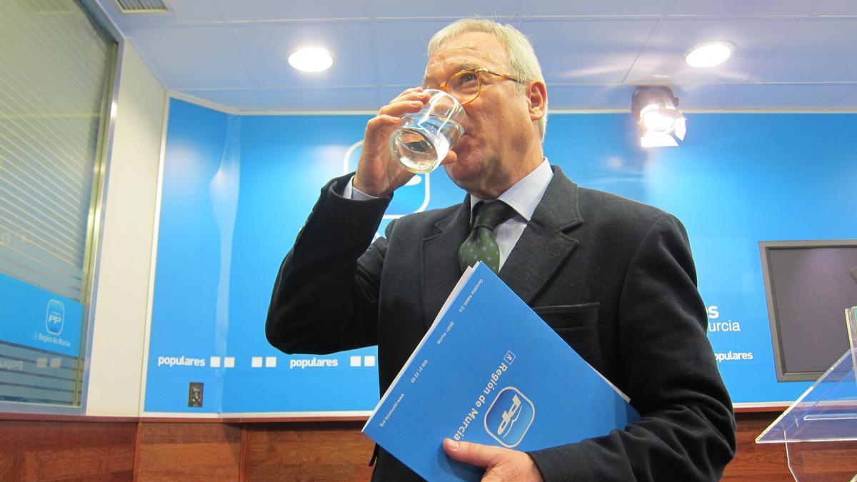 Ramón Luis Valcárcel, bebe agua después de su intervención en la sede del PP