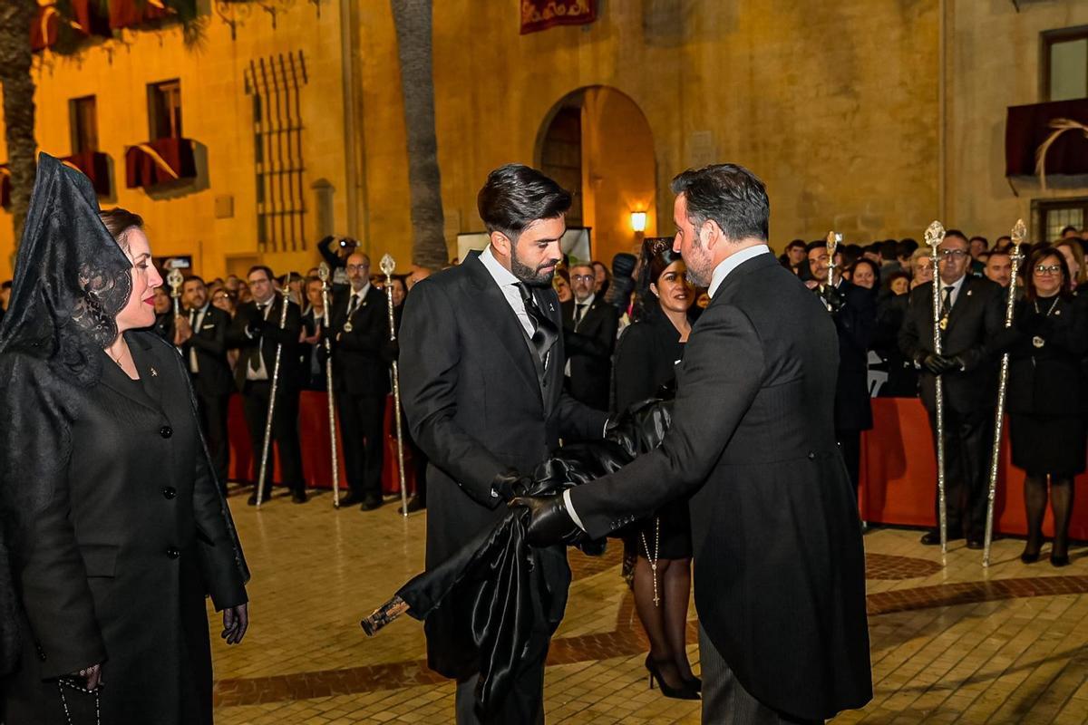 Viernes Santo en Elche: Así ha sido la "Trencà del Guió" Viernes Santo en Elche: Así ha sido la "Trencà del Guió"