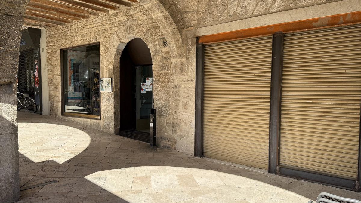 La façana de l'edifici de Can Tomàs Teixidor de Banyoles, on s'hi ubicarà una part del Centre d'Art de Banyoles, amb l'oficina de turisme al fons, que serà l'entrada principal de l'equipament.
